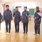 観客参加型演劇「ジブンゴト」を演じる桜の宮中の２年生＝北区大脇台、桜の宮中学校