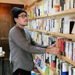 「本屋ロカンタン」を営む萩野亮さん。店は住居兼用だ＝神戸市長田区久保町９