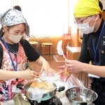 水を節約するため、食材を耐熱性のポリ袋に入れて調理する参加者ら＝神戸市兵庫区駅南通５