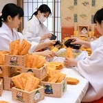 厄よけの福豆を用意する生田神社の巫女たち＝中央区下山手通１