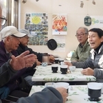 「コミュニティかりば」の交流スペースで談笑する地域住民たち＝西区狩場台３
