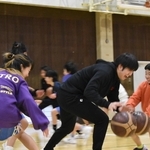 大学生がドリブルの技を間近で披露した＝神戸大（提供写真）