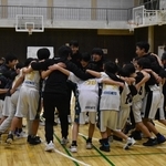 小学生と大学生で円陣を組んで気合を高めた＝神戸大（提供写真）