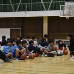 大学生の説明を真剣に聞く小学生＝神戸大（提供写真）