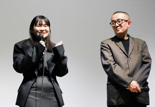 映画「港に灯がともる」公開に合わせて、主演の富田望生さん（左）と安達もじり監督が登壇。感極まった富田さんが涙を流す場面もあった＝神戸市中央区浪花町、シネ・リーブル神戸