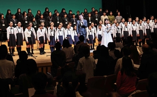 臼井真さんの指揮で会場も一体となって合唱した＝神戸市中央区東川崎町１、神戸新聞松方ホール（撮影・長嶺麻子）