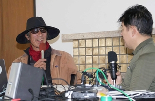 震災発生後、避難所や公園で炊き出しをした木村とーるさん（左）と草島進一さん（右）が当時を振り返った＝神戸市東灘区御影石町４