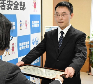 還付金詐欺の被害を防ぎ、感謝状を受け取る藤井実範さん＝県警本部