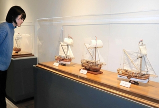 細部にまでこだわった帆船の模型が並ぶ＝神戸市中央区波止場町、神戸海洋博物館