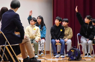 福島県出身の大学生（手前）と議論する井吹西小学校の児童たち＝神戸市西区井吹台西町４