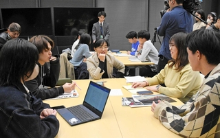 阪神・淡路大震災の教訓などを伝えるイベントに向けて議論を交わす若者ら＝神戸市中央区加納町６、同市役所