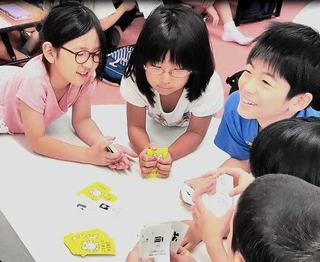 カードゲームで遊ぶ子どもたち＝神戸市須磨区大黒町２、大黒児童館（神戸市提供）