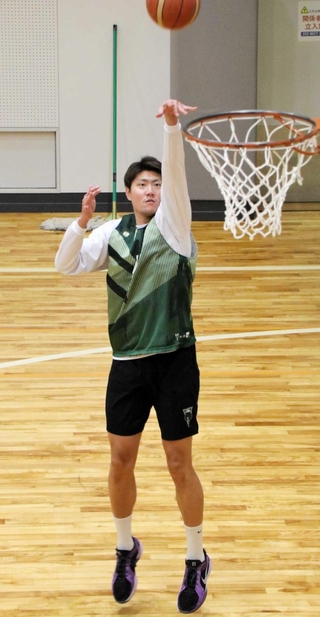 プレーできるありがたみをかみしめ、現役１４年目を送っているというＢ２神戸の中西良太選手＝尼崎市内