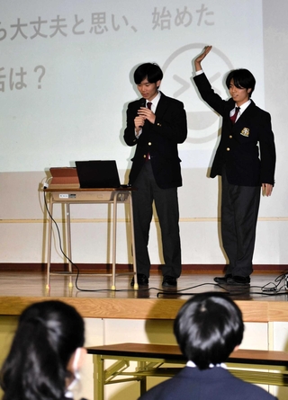 スマホゲームの注意点などを紹介するＩＣＴ委員会のメンバー＝中央区熊内町６