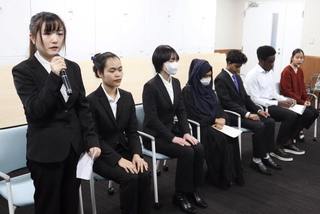 目標を発表する「外国人リーダー」＝兵庫区役所