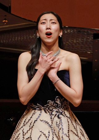 透き通った高音を響かせる声楽の野口真瑚さん＝神戸市中央区東川崎町１、神戸新聞松方ホール（撮影・笠原次郎）