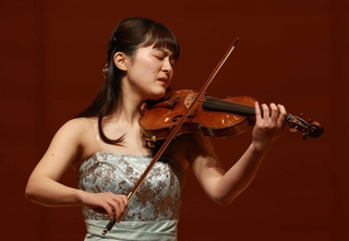 バイオリンを奏でる中村友希乃さん＝神戸市中央区東川崎町１、神戸新聞松方ホール（撮影・笠原次郎）
