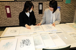 「ミギとダリ」の未公開ネームや下書きなどが並ぶ会場＝神戸市東灘区向洋町中２