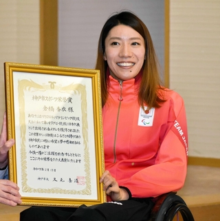 神戸市スポーツ栄誉賞の表彰状を受け取った倉橋香衣選手＝神戸市役所