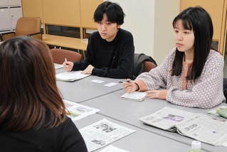 福島県での語り部活動について話を聞く神戸大学ニュースネット委員会の奥田百合子さん（右）、蔦旺太朗さん（中央）＝神戸市灘区鶴甲１