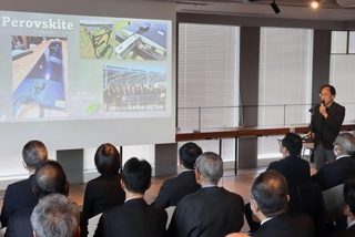 脱炭素社会を実現するための技術などが紹介されたシンポジウム＝神戸市中央区加納町４、アンカー神戸