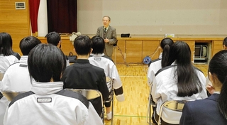 沖縄戦と島田叡の話に聞き入る生徒ら＝有野中学校