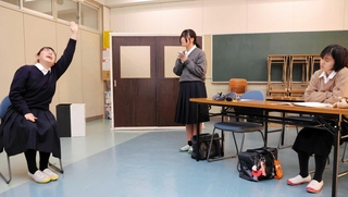 本番に向け通し稽古が行われた「キャベツはどうした？」の一場面＝長田区池田上町、神戸常盤女子高校