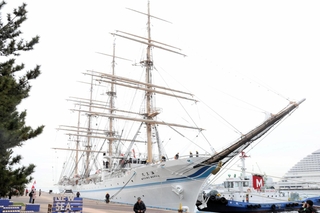 神戸港に停泊する海王丸＝中央区新港町