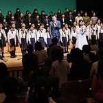 臼井真さんの指揮で会場も一体となって合唱した＝神戸市中央区東川崎町１、神戸新聞松方ホール（撮影・長嶺麻子）