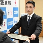 還付金詐欺の被害を防ぎ、感謝状を受け取る藤井実範さん＝県警本部