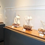 細部にまでこだわった帆船の模型が並ぶ＝神戸市中央区波止場町、神戸海洋博物館