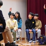 福島県出身の大学生（手前）と議論する井吹西小学校の児童たち＝神戸市西区井吹台西町４