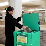 家庭で不要になった衣料品を再利用・リサイクルするため、神戸市営地下鉄１３駅に設置された回収ボックス＝三宮・花時計前駅