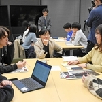 阪神・淡路大震災の教訓などを伝えるイベントに向けて議論を交わす若者ら＝神戸市中央区加納町６、同市役所