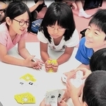 カードゲームで遊ぶ子どもたち＝神戸市須磨区大黒町２、大黒児童館（神戸市提供）