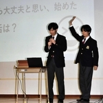 スマホゲームの注意点などを紹介するＩＣＴ委員会のメンバー＝中央区熊内町６