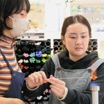 「１・１７希望の灯り」の分灯を使ってとんぼ玉を制作する来場者＝神戸市中央区京町