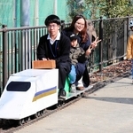 電気鉄道を操縦する市立科学技術高校の生徒と参加者ら＝神戸市中央区脇浜町１