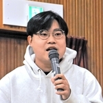 父の遺志を受け継ぎ、阪神・淡路大震災の記憶を継承するために運営を続けるカミングコウベについて紹介する上田佑吏さん＝須磨区宝田町２、滝川中学校