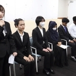 目標を発表する「外国人リーダー」＝兵庫区役所