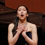透き通った高音を響かせる声楽の野口真瑚さん＝神戸市中央区東川崎町１、神戸新聞松方ホール（撮影・笠原次郎）