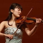 バイオリンを奏でる中村友希乃さん＝神戸市中央区東川崎町１、神戸新聞松方ホール（撮影・笠原次郎）