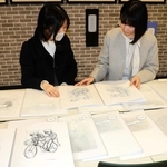 「ミギとダリ」の未公開ネームや下書きなどが並ぶ会場＝神戸市東灘区向洋町中２