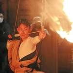 暗がりの中、矢を的の中心に命中させた澤田友樹さん＝神戸市北区淡河町勝雄、淡河八幡神社