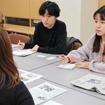 福島県での語り部活動について話を聞く神戸大学ニュースネット委員会の奥田百合子さん（右）、蔦旺太朗さん（中央）＝神戸市灘区鶴甲１