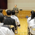 沖縄戦と島田叡の話に聞き入る生徒ら＝有野中学校