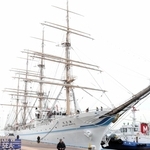 神戸港に停泊する海王丸＝中央区新港町