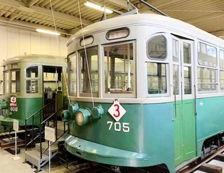 神戸市電の「７００形」（手前）と「８００形」＝須磨区西落合２（神戸市提供）