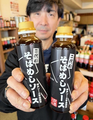 ユリヤの新商品「二代目そばめしソース」＝長田区五番町８