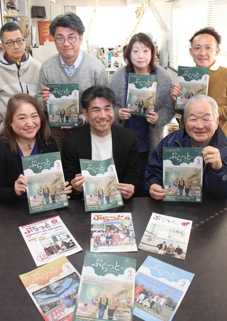 天満圭子編集長（前列左端）、福田浩之社長（同中央）、高嶋順滋准顧問（同右端）ら神戸プラットフォームの社員＝垂水区陸ノ町